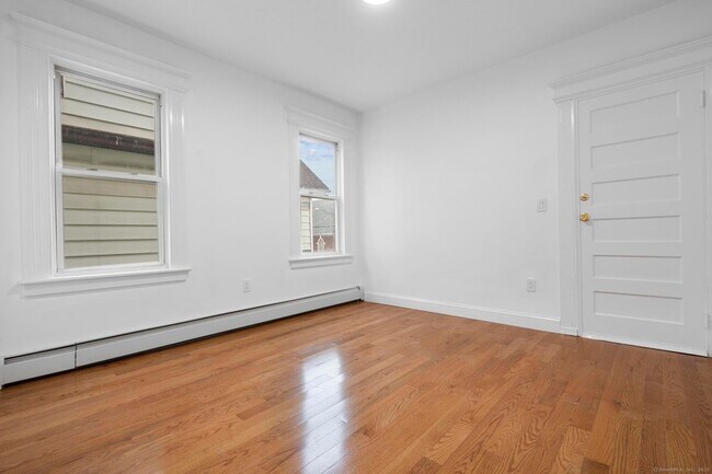Building Photo - 565 Carroll Ave