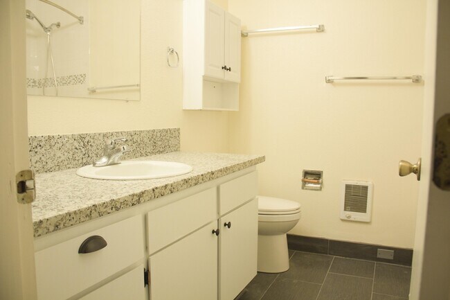 Building Photo - 2bed, hardwoods, granite, dishwasher, park...