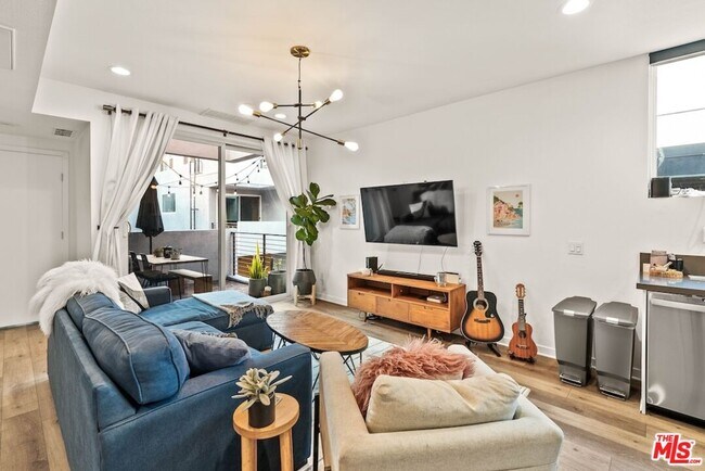 Building Photo - 3034 1/4 N Coolidge Ave