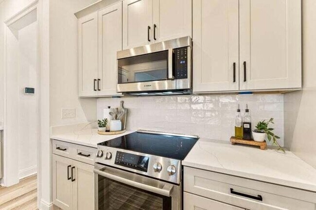 Building Photo - 120 Suwanee Dr