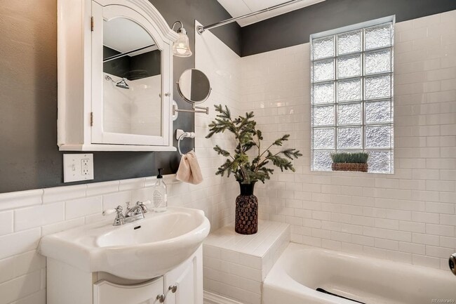 Building Photo - High End Remodel Near RiNo