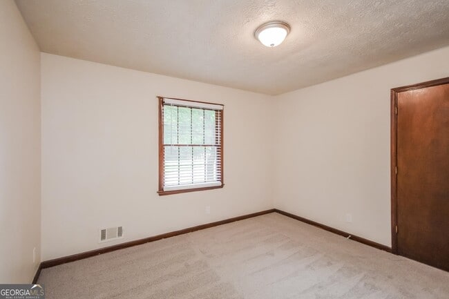 Building Photo - 2245 Pinewood Dr