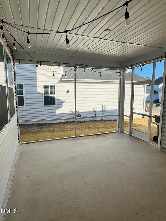 Building Photo - Stunning 4 Bedroom 3 Bathroom Single Family Home with 1st floor office w/ FREE high-speed interne...