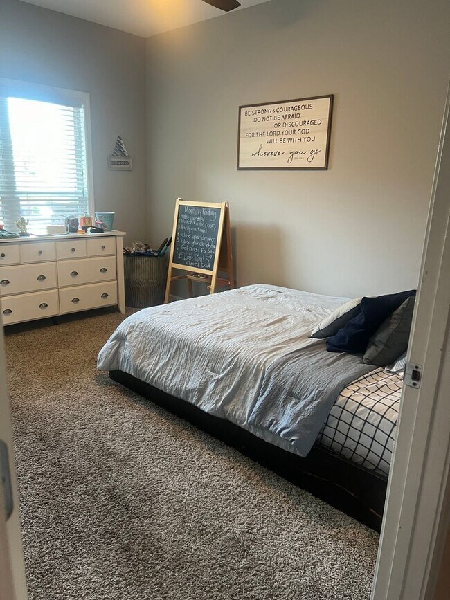 Building Photo - Beautiful 4 BR 2 bath in Prospect Ridge area