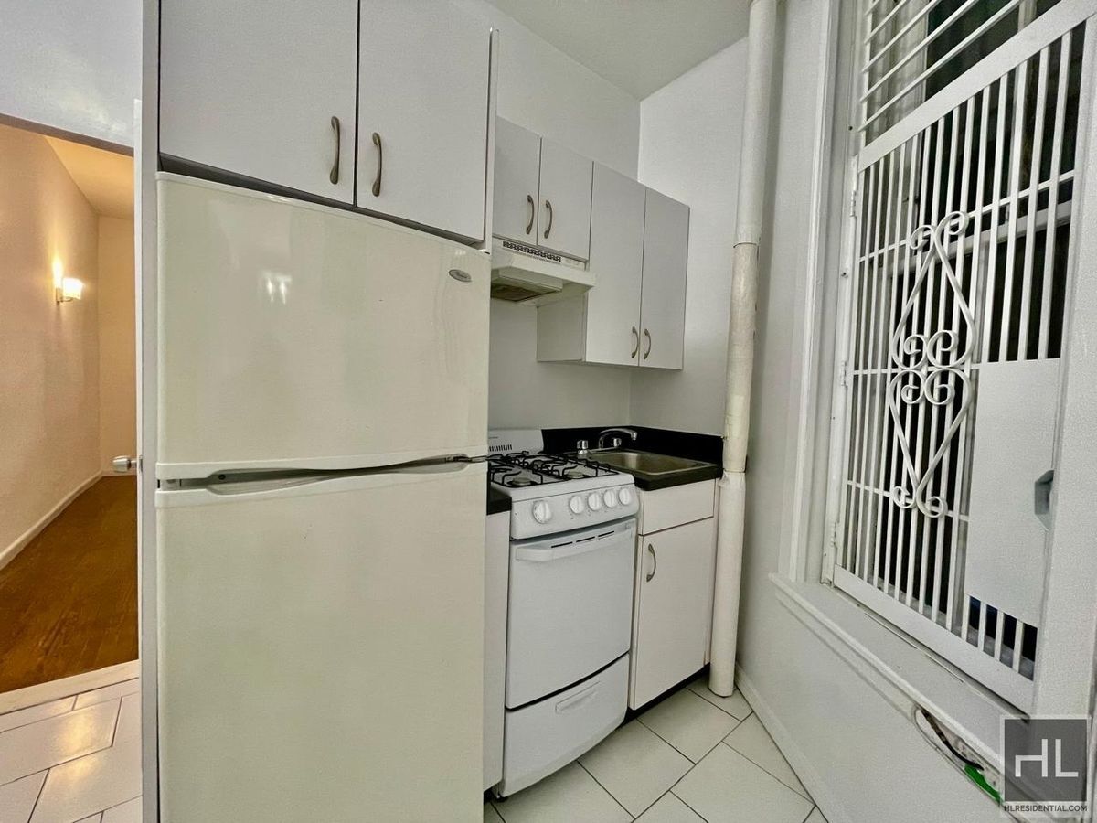 Building Photo - EAST 89 St