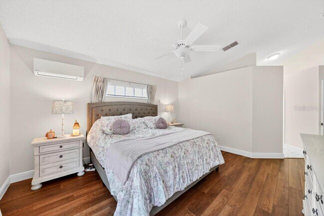 Building Photo - 5477 Glen Oak Pl