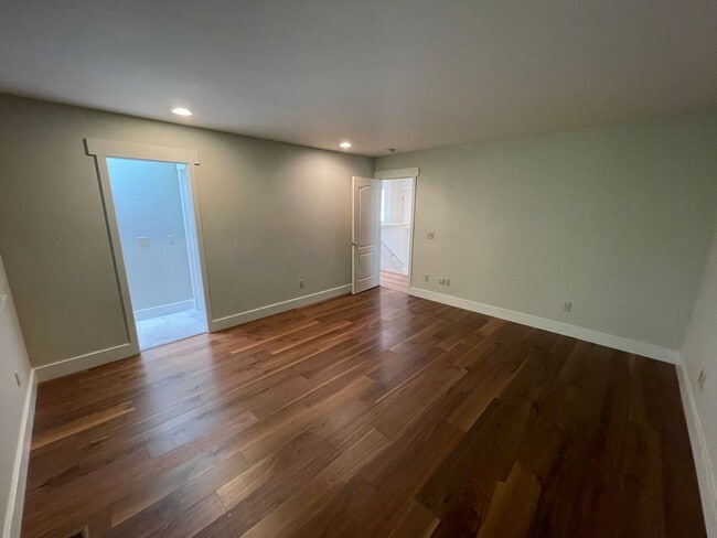 Building Photo - 4303 Kingsway
