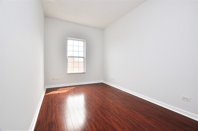 Building Photo - 3000 W Lawrence Ave