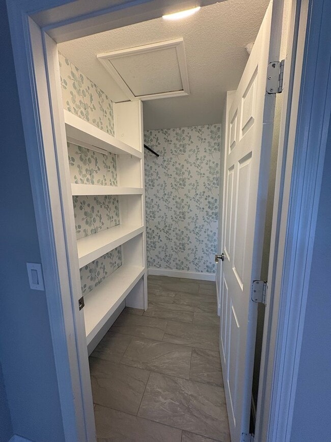 Building Photo - 3/2/2 with Solar!