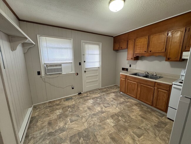 Building Photo - Available to Show