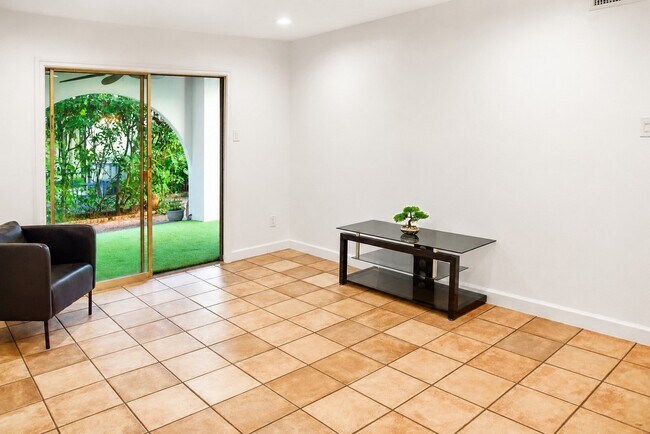 Building Photo - 2744 Briarhurst Dr