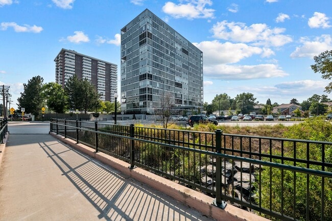 Building Photo - Beautifully renovated condo in the Cherry Creek Area!