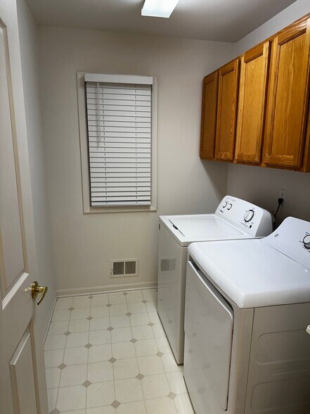 Building Photo - 45071 Lothrop Ct