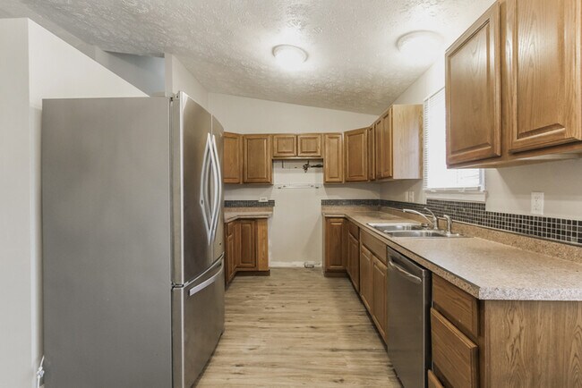 Building Photo - Stunning 3 Bedroom Home