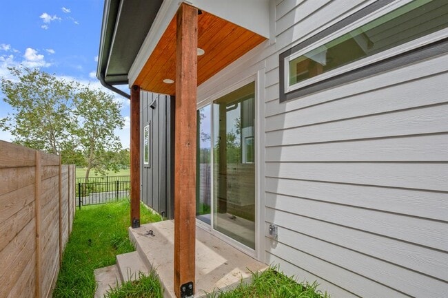 Building Photo - 5305 Ledesma Rd
