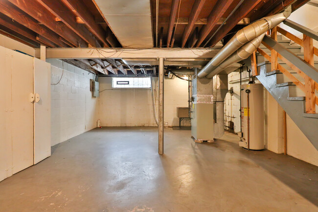 Building Photo - 831 N Raynor Ave