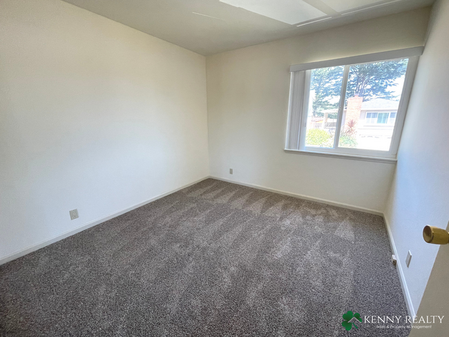 Building Photo - Three Bedroom, Two Bathroom with Large Bac...