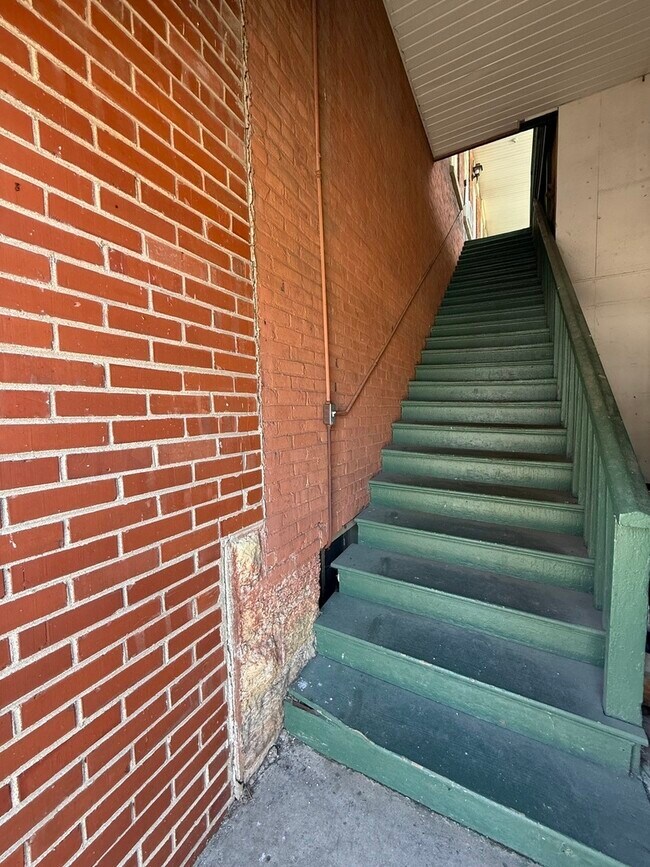 Building Photo - 148 N Sycamore St