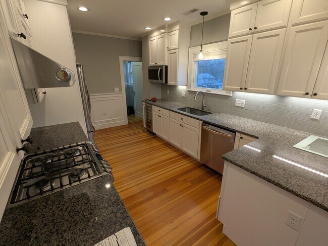 Building Photo - 185 Mystic St