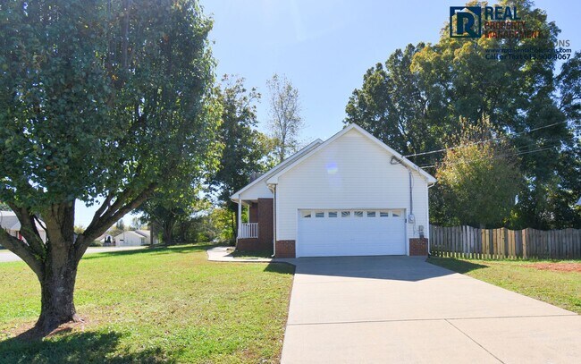 Building Photo - Great brick 3BD home near MTSU, attached 2 car garage & fenced-in back yard!