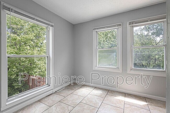 Building Photo - 2727 S Vermont Ave