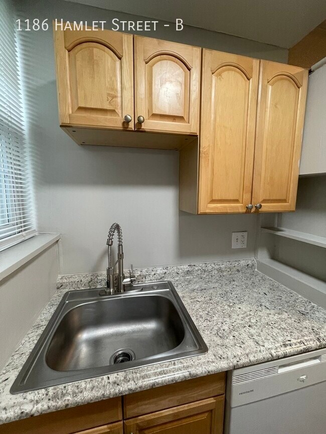 Building Photo - 1186 Hamlet St