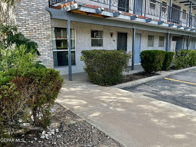 Building Photo - 6700 Escondido Dr