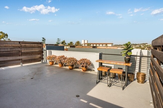 Building Photo - Newly build 3 bedroom South Redondo Townhome