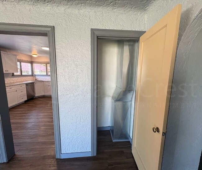 Building Photo - Two Bedroom House with Bonus Room Located ...