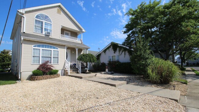 Building Photo - 115 3rd Ave