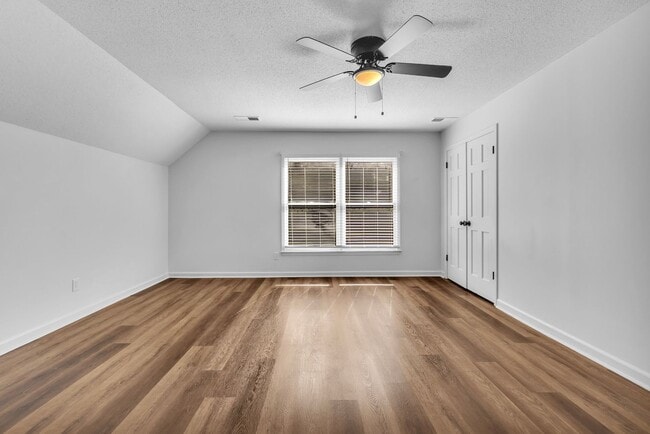 Building Photo - AVAILABLE NOW!! 5 Bedroom 3.5 Bath Fully R...