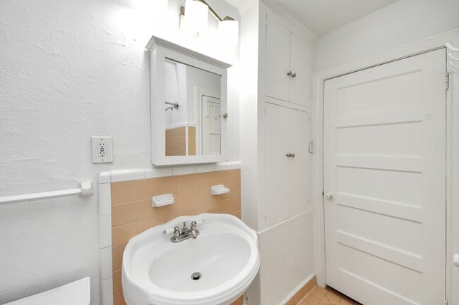 Building Photo - 2332 Sheridan St