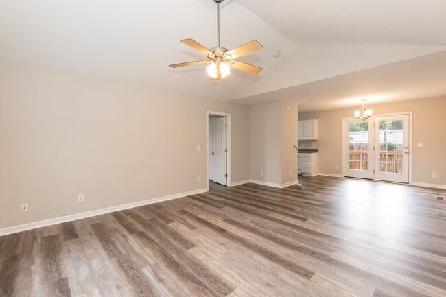 Building Photo - Charming 3 Bed/2 Bath Minutes Away From El...