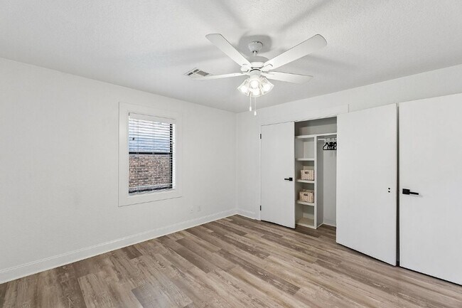 Building Photo - 422 N Chartrand Ave
