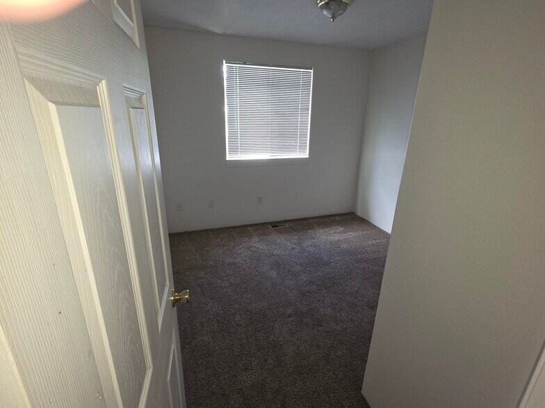 Building Photo - 166 College St S