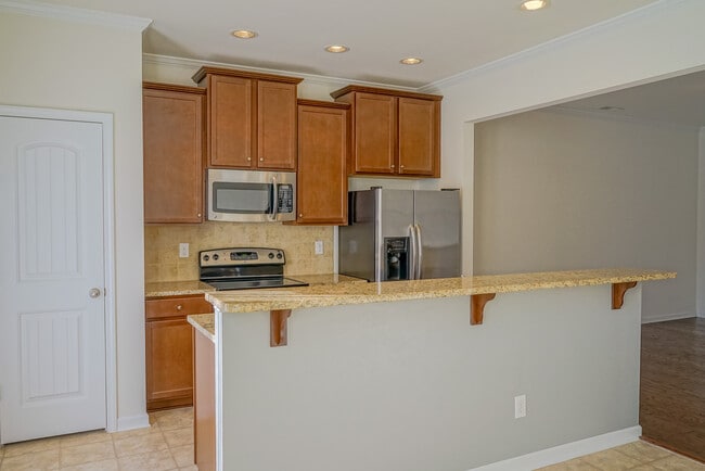 Building Photo - Townhome | Washer/ Dryer Included  |Fenced...