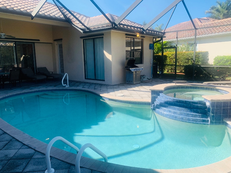 Building Photo - 10012 Pacific Pines Ave