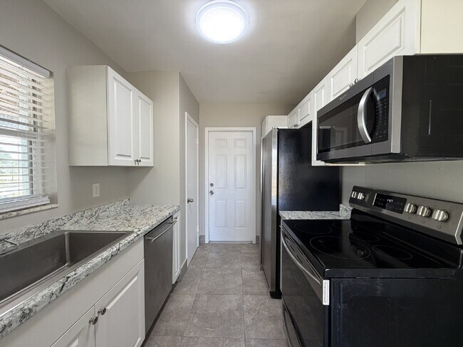 Building Photo - "Charming 3-Bedroom in Port Charlotte – Cozy Comfort Awaits!"