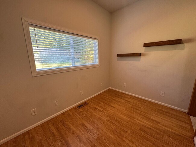 Building Photo - 3 Bed, 2 Bath in Anacortes WATER VIEW and ...