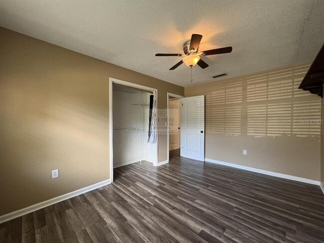 Building Photo - 630 Queens Cir