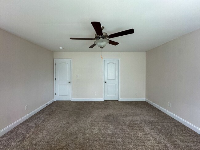 Building Photo - Beautiful 4 Bed 2.5 Bath Home with Fenced Backyard