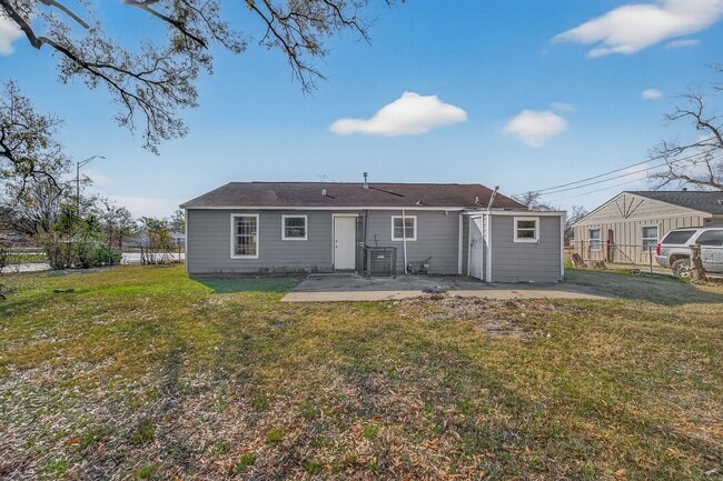 Building Photo - Affordable 4-Bedroom 2-Bathroom Convenient South Houston Home Near Medical Center & City Access