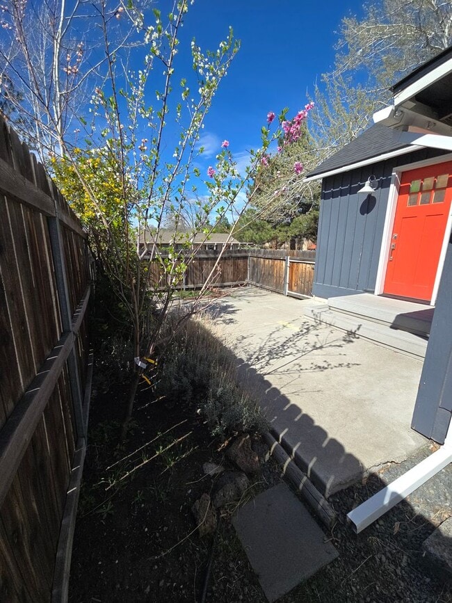 Building Photo - ?PRICE DROP? $300 off 1st months rent?Private & Super Cute 1BR – Prime Bend Location Near Food Carts