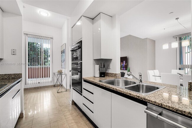 Building Photo - 785 Crandon Blvd