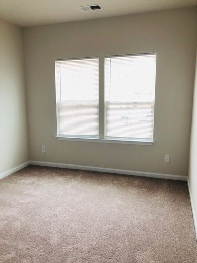 Building Photo - Like New - Single Story Living - 3 Bedroom...