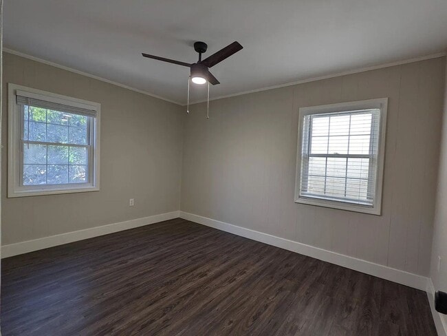 Building Photo - 2 Bedroom 1 Bath in Prime Location