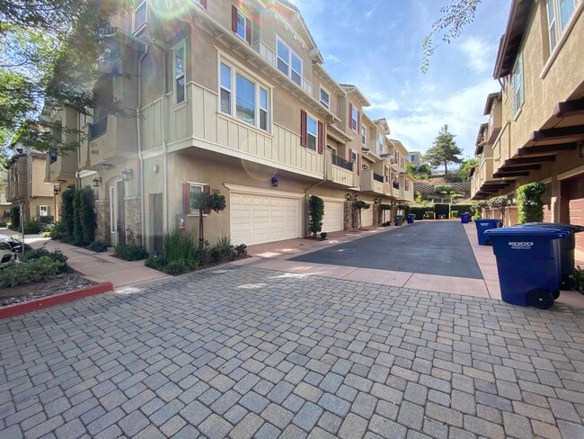 Building Photo - 3bedroom 3 bath home in the Solaire Commun...