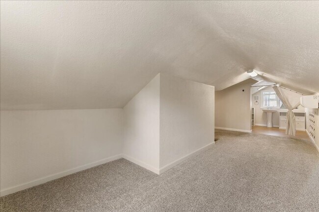 Building Photo - Remodeled 5 Bedroom Home Close to Boise St...