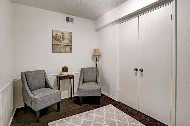 Building Photo - 351 N Post Oak Ln