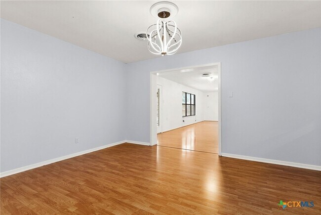 Building Photo - 204 Oak St